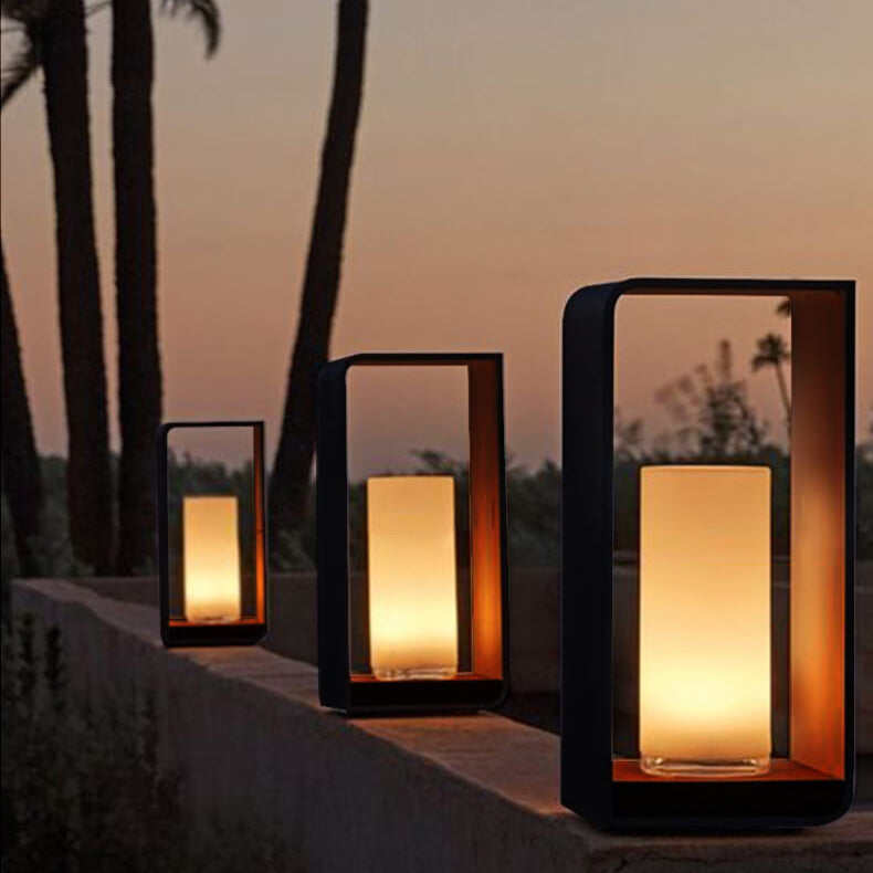 Square frame garden light with solar panel