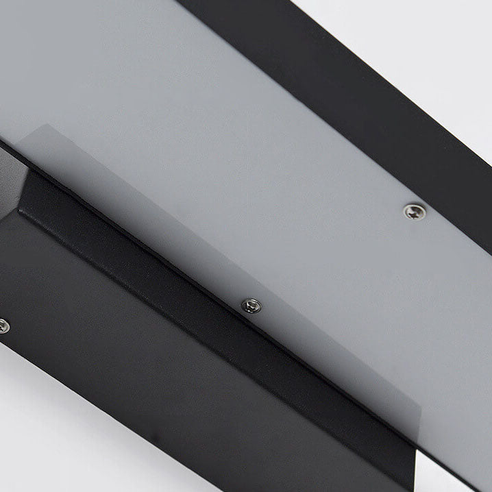 Outdoor wall light diffuser detail