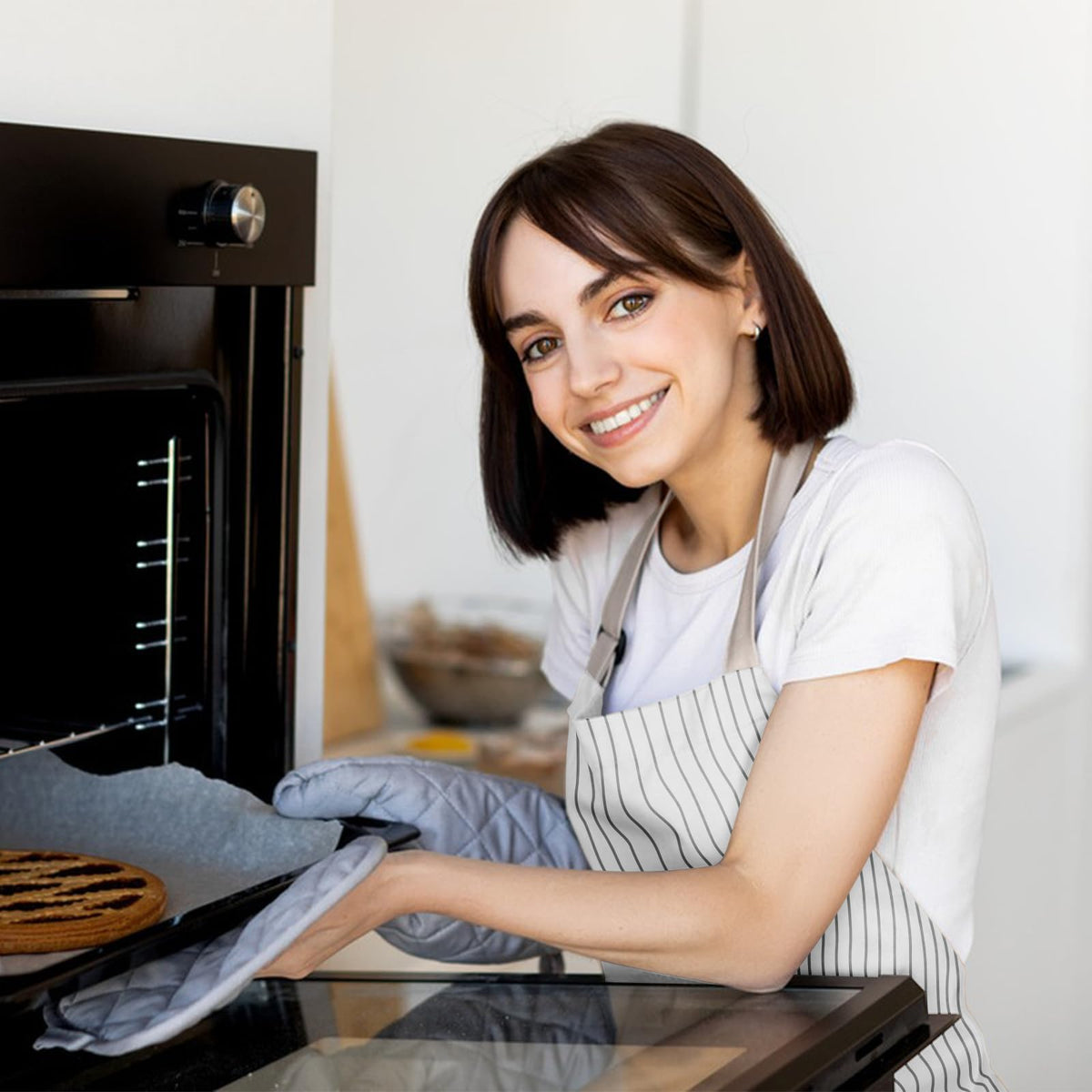 Cooking apron with two pockets