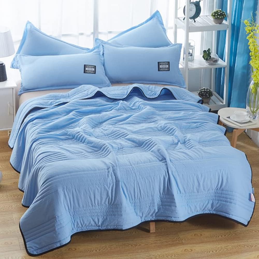 Cooling blanket in blue