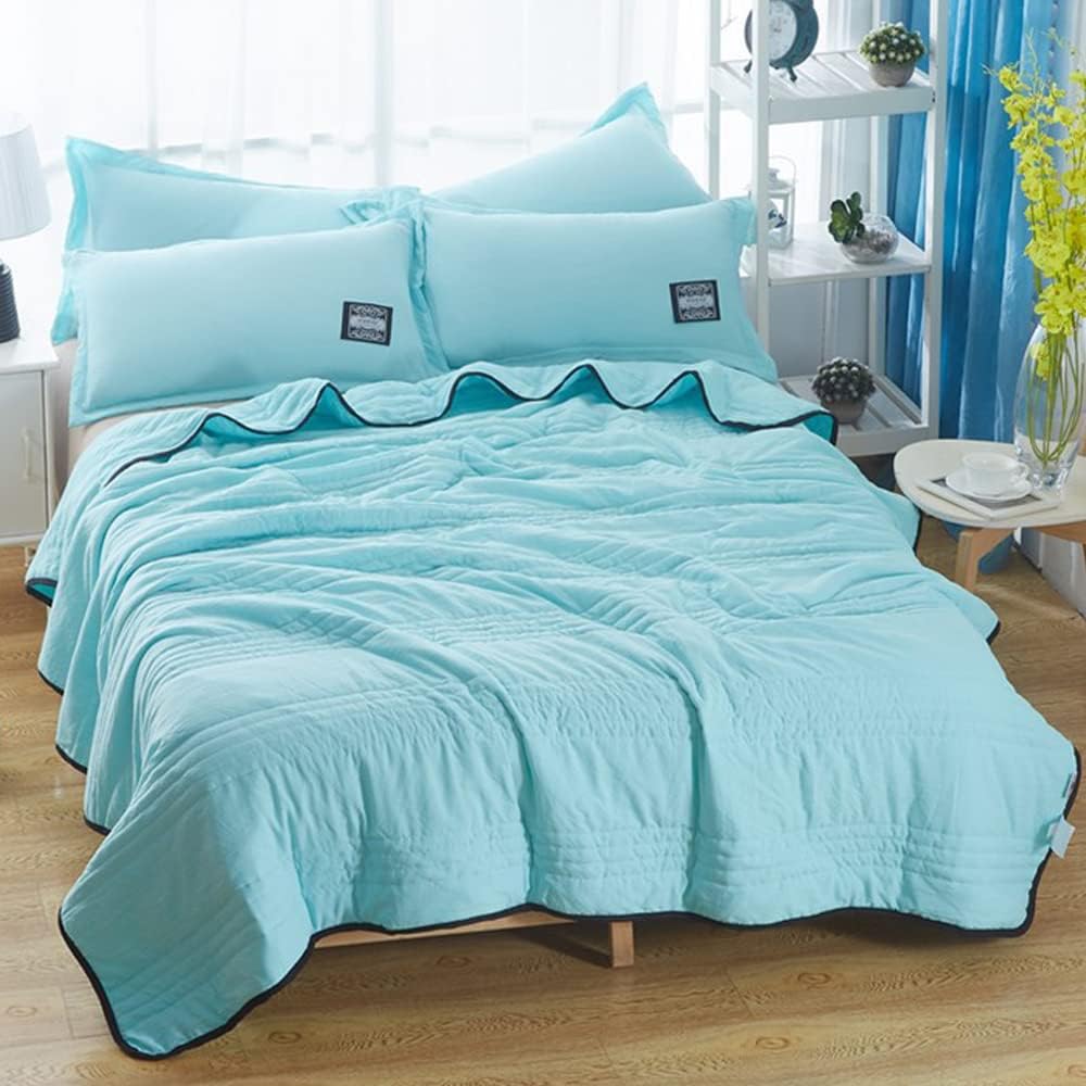Cooling blanket in light blue