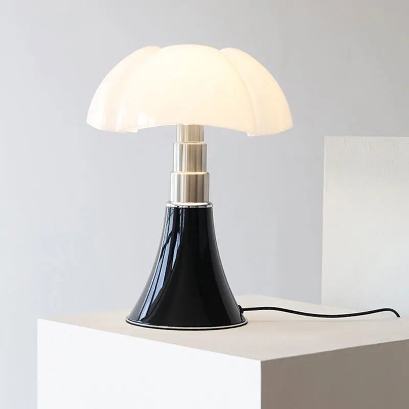 Flower table lamp in black
