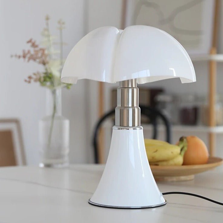 Flower table lamp in white