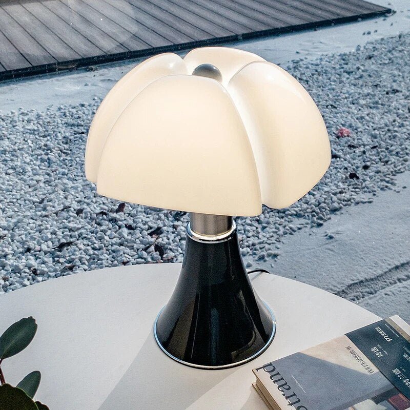 Flower table lamp in white on a desk