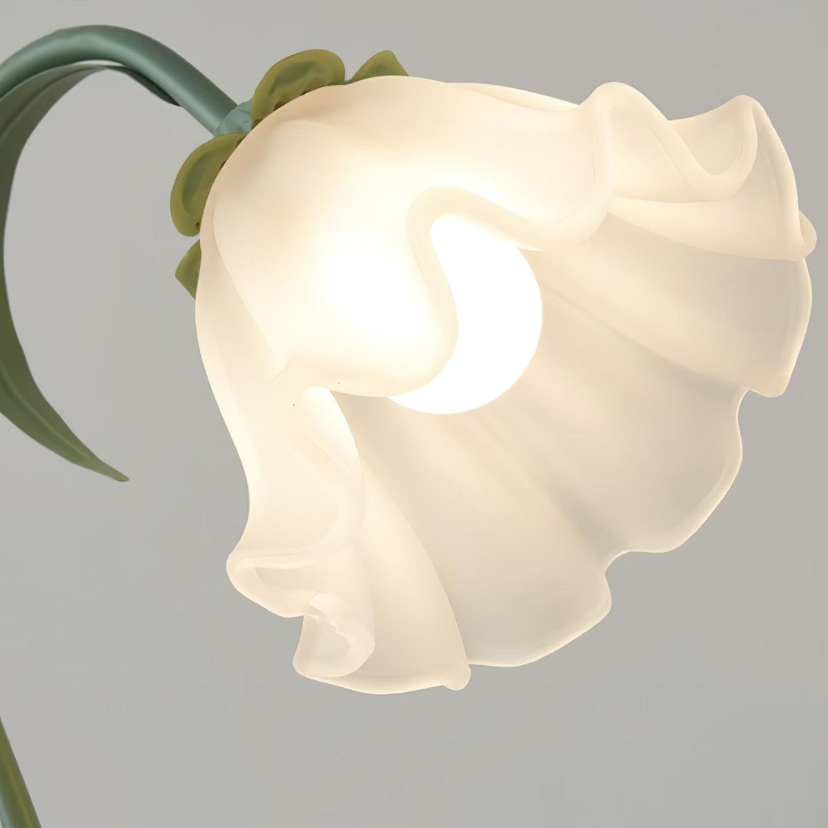 Flower bedside lamp features
