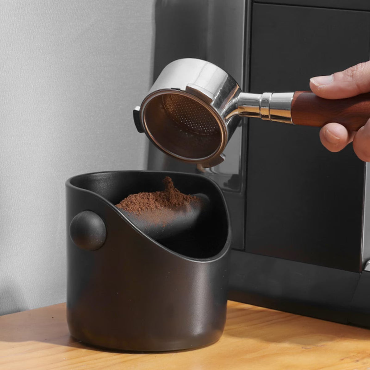 Knocking out espresso puck