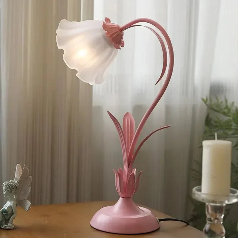 Flower bedside lamp in pink