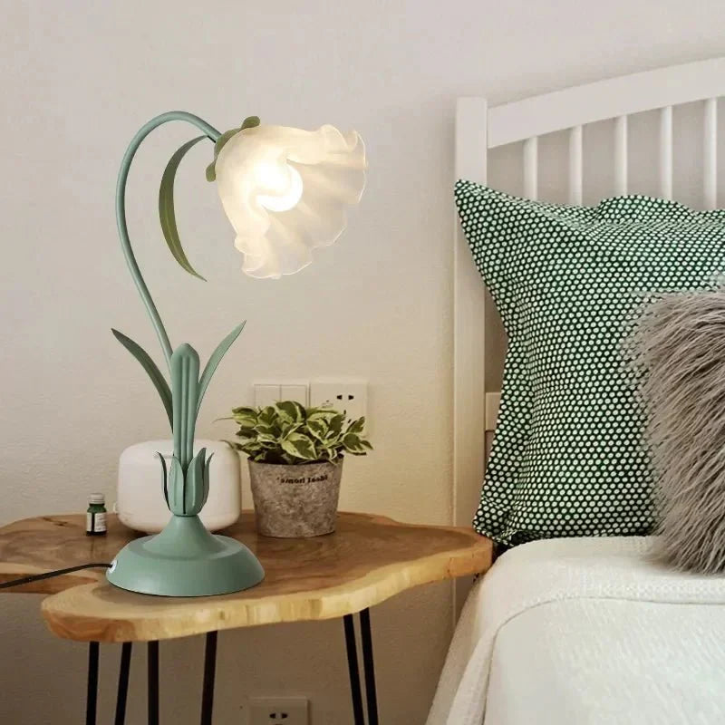 Flower bedside lamp in green
